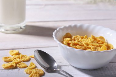 Bir kase ve cam sütlü Mısır gevreği tahıl. Sabah kahvaltı.