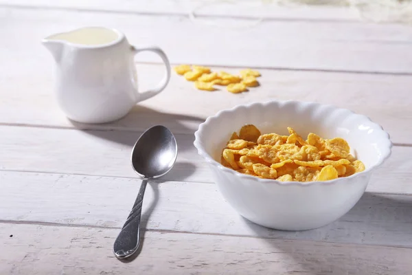 Milho Flocos de cereais em uma tigela e vidro com leite. Café da manhã . — Fotografia de Stock