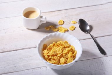 Mısır gevreği tahıl bir kase ve espresso kahve kap. Sabah kahvaltı.