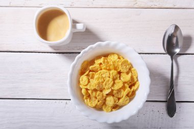 Mısır gevreği tahıl bir kase ve espresso kahve kap. Sabah kahvaltı.