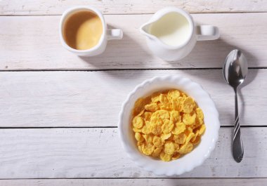 Bir kase ve espresso kahve kap süt ile tahıl gevreği Mısır. Sabah kahvaltı.