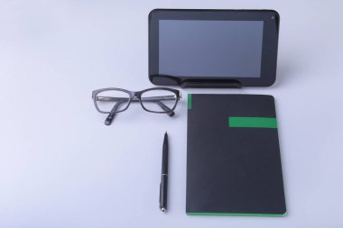 Modern beyaz ofis resepsiyon masası dizüstü bilgisayar, akıllı telefon ve diğer malzemeleri. Giriş metin orta için boş defter sayfası. Üstten Görünüm.