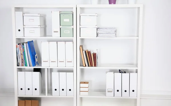 Masalar, sandalyeler ve kütüphaneler ile modern ofis iç