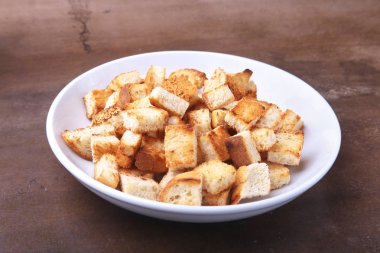 Lezzetli çıtır kruton, beyaz tabak içinde ekmek kırıntıları. hazır yemek pişirmek için.