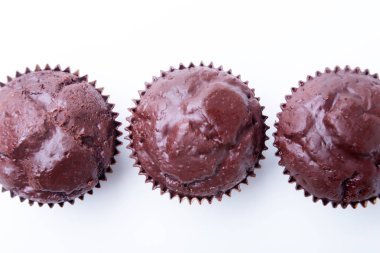 Kuru üzüm ve çikolata üzerinde izole beyaz arka plan ile lezzetli ev yapımı kekler çeşitli. Kek. Üstten Görünüm. Kopya alanı.