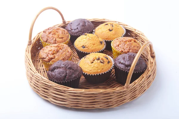 Rieten mand met diverse heerlijke zelfgemaakte cupcakes met rozijnen en chocolade. Cupcakes. Bovenaanzicht. Kopiëren van ruimte. — Stockfoto