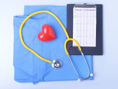 Sağlık stetoskop, hasta tıbbi geçmiş listesi, Rx reçeteli, kırmızı kalp ve mavi doktor Tekdüzen portre. Tıbbi yardım veya sigorta kavramı. Kardiyoloji Bakımı, sağlık, koruma ve korunma.