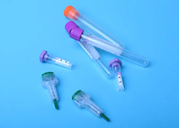 Set of laboratory supplies for blood test. Petri dish, Spectrophotometer cuvettes, blood test-tube. Selective focus. — Stock Photo, Image