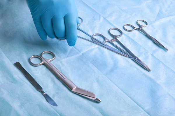 Детальный снимок стерилизованных хирургических инструментов с помощью руки, хватающей инструмент  , — стоковое фото