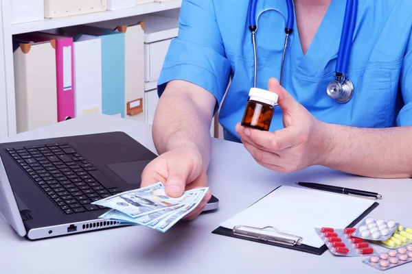 Medizinisches Konzept - Gesundheitspreis. Dollar mit verschiedenen Pillen, Kardiogramm RX und Stethoskop. — Stockfoto