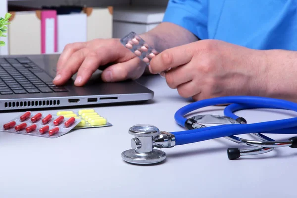 Zbliżenie: stetoskop i pigułki. Opieki zdrowotnej, Medycyna i farmacja koncepcja. Selektywny fokus. — Zdjęcie stockowe
