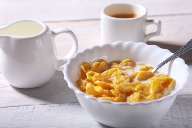 Mısır gevreği tahıl bir kase, süt ile cam ve espresso kahve kap. Sabah kahvaltı.