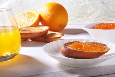 Sabah Kahvaltı ekmek tost ve suyu bardakta portakal reçeli ile ayarlama.