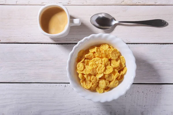 Cereales de copos de maíz en un tazón y tapa con café expreso. Desayuno por la mañana . —  Fotos de Stock