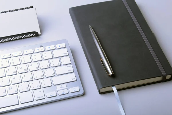 Корпоративний бізнес-стіл з ноутбуком, цифровим планшетом, аксесуарами та робочим обладнанням. вибірковий фокус . — стокове фото