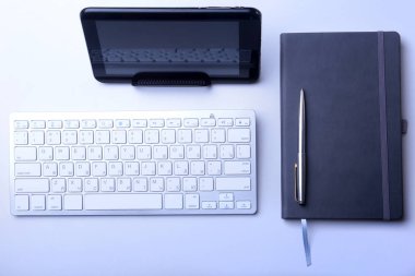 Kurumsal iş masaüstü dizüstü bilgisayar, dijital tablet, aksesuarları ve iş ekipmanları ile. seçici odak.