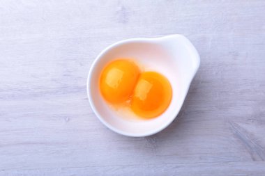 Beyaz bir kasede yumurta sarısı close-up. Üstten Görünüm.