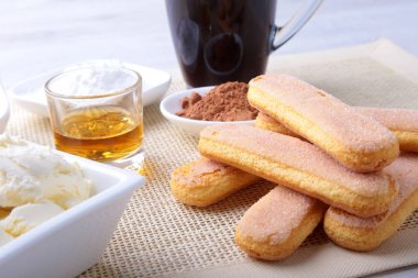 ev yapımı tiramisu pasta için madde yakın çekim.