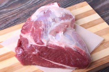 Otlar, sarımsak ve baharat pişirme için hazır ahşap tahta üzerinde çiğ domuz biftek. Seçici odak.