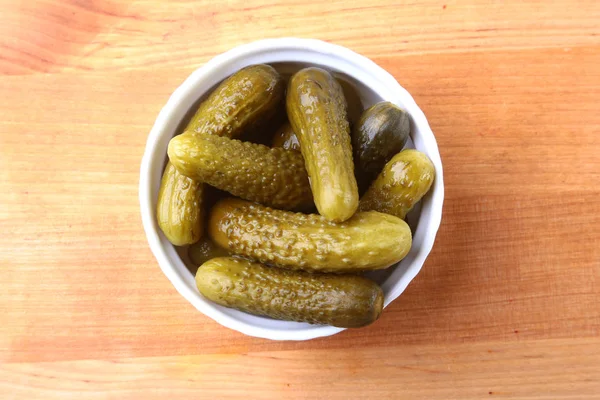 Tigela com pepinos em conserva, pepinos em fundo de madeira perto. Pickles. . — Fotografia de Stock