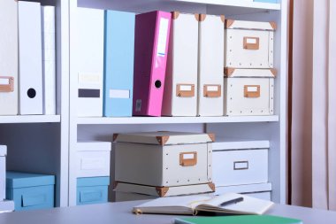 Modern ofis iç dizüstü bilgisayar, sandalye ve kütüphaneler