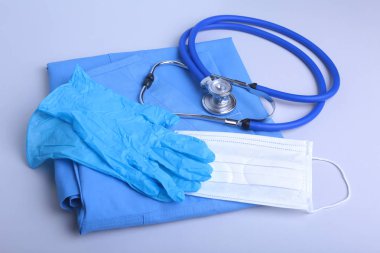 Sağlık stetoskop, eldiven, Rx reçeteli ve mavi doktor Tekdüzen portre. Tıbbi yardım veya sigorta kavramı. Kardiyoloji Bakımı, sağlık, koruma ve korunma.