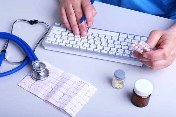 Az orvos keze drogdobozokat mutat az Office Desktop-nál. Egészségügyi, orvosi és gyógyszerészeti koncepció. — Stock Fotó