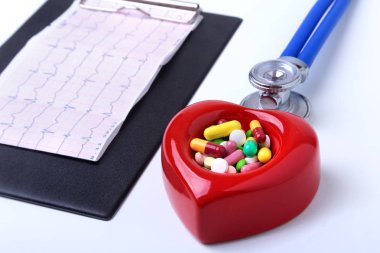 RX reçeteli, kırmızı kalp, asorted pils ve beyaz arka plan üzerinde bir stetoskop