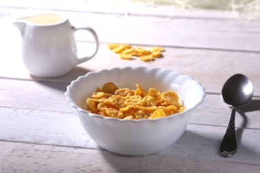 Bir kase ve cam sütlü Mısır gevreği tahıl. Sabah kahvaltı.