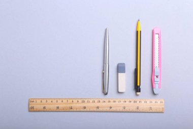 Ofis Masaları boş not defteri ve diğer becerikli alet üstünde okul sırası. Üstten Görünüm.