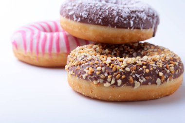 Sır, renkli çikolata ve fındık beyaz bir arka plan üzerinde çeşitli çörek.