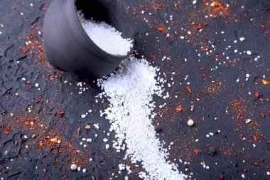 Kırmızı baharat, tuz ve biber siyah mermer üzerinde. Siyah arka plan. Üstten Görünüm.