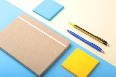 Defter, kalem, kurşun kalem ve diğer malzemeleri iş ofis için. Uzay kopyalayın. Üstten Görünüm.