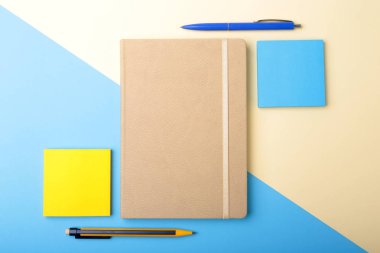 Defter, kalem, kurşun kalem ve diğer malzemeleri iş ofis için. Uzay kopyalayın. Üstten Görünüm.