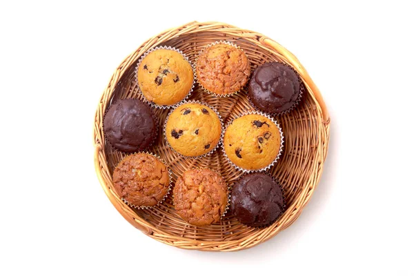 Rieten mand met diverse heerlijke zelfgemaakte cupcakes met rozijnen en chocolade. Cupcakes. Bovenaanzicht. Kopiëren van ruimte. — Stockfoto