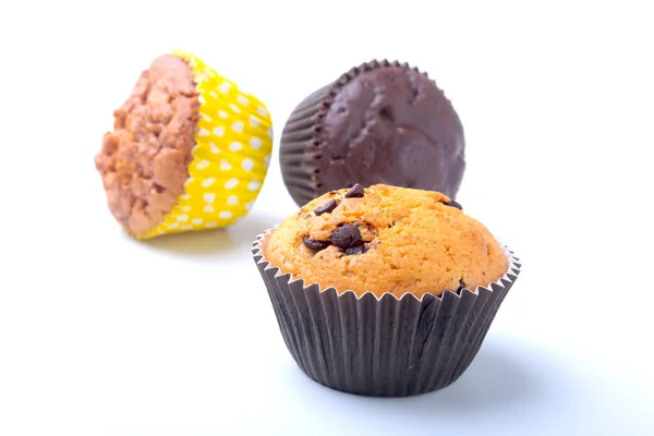 Blandade med läckra hembakade muffins med russin och choklad isolerade på vit bakgrund. Muffins. Ovanifrån. — Stockfoto