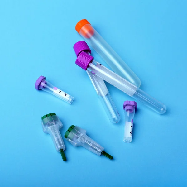 Conjunto de suministros de laboratorio para análisis de sangre. Placa de Petri, cubetas de espectrofotómetro, tubo de análisis de sangre. Enfoque selectivo . — Foto de Stock