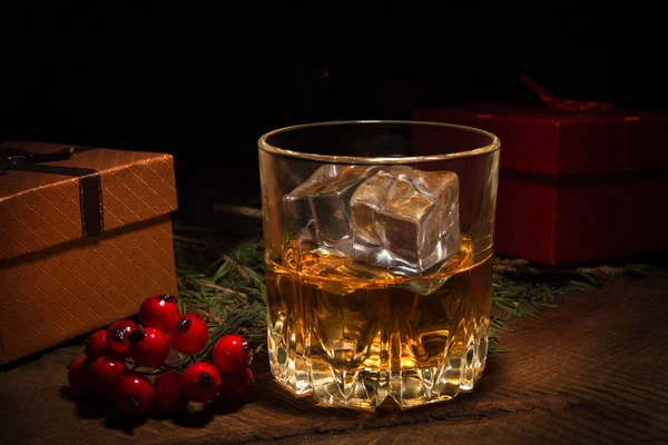 Glas met cognac of whisky, Geschenkdoos en kerstballen. Nieuwjaarsboom. Fijne feestdagen decoratie. — Stockfoto