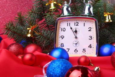 Mutlu Noel kompozisyonu. Hediye kutuları, saat, Noel baloları ve ağaç ile yeni yıl süslemeleri. Yeni Yıl Kutlaması Konsepti.