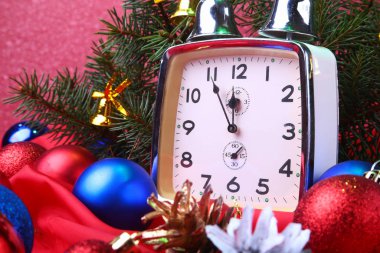 Mutlu Noel kompozisyonu. Hediye kutuları, saat, Noel baloları ve ağaç ile yeni yıl süslemeleri. Yeni Yıl Kutlaması Konsepti.