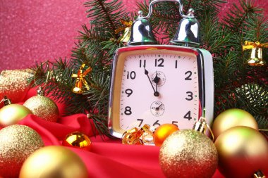 Mutlu Noel kompozisyonu. Hediye kutuları, saat, Noel baloları ve ağaç ile yeni yıl süslemeleri. Yeni Yıl Kutlaması Konsepti.