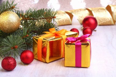 Hediye kutuları, renkli Noel topları ve bulanık, parlak ve muhteşem bir arka plan üzerinde Noel ağacı Noel dekorasyon..