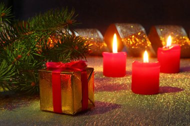 Tatil dekorasyon hediye kutuları, Noel mumlar, ağaç ve renkli Noel topları. Seçici odak.
