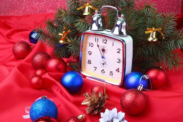 Frohe Weihnachten. Neujahrsdekoration mit Geschenkschachteln, Uhr, Weihnachtskugeln und Baum. Festkonzept für das neue Jahr. — Stockfoto