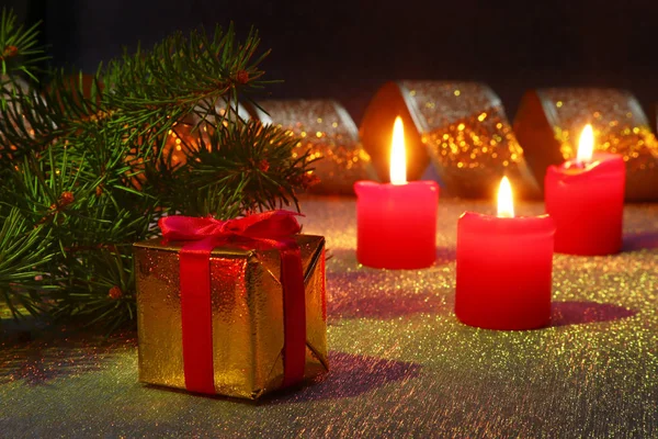 Vakantie decoratie met geschenkdozen, Kerst kaarsen, boom en kleurrijke kerstballen. Selectieve aandacht. — Stockfoto