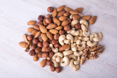 Tahta masada fındıklar var. Kapat..