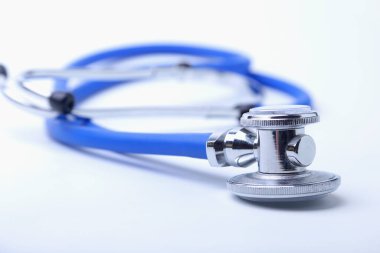 Tıbbi steteskop beyaza izole edilmiş. - Yakın çekim. Seçici odak.