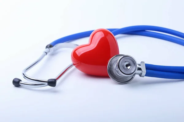 Stetoscopio medico e cuore rosso isolato su bianco . — Foto Stock