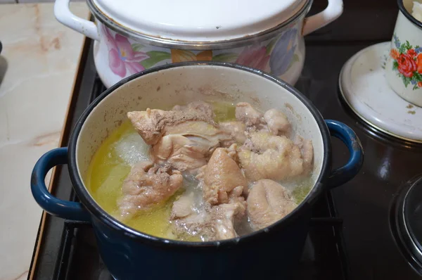 Cuisson des aliments sur la cuisinière — Photo