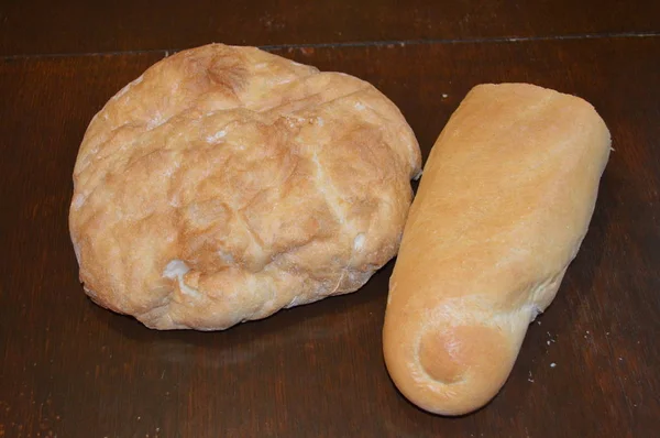 Domowej roboty chleb na białym tle — Zdjęcie stockowe
